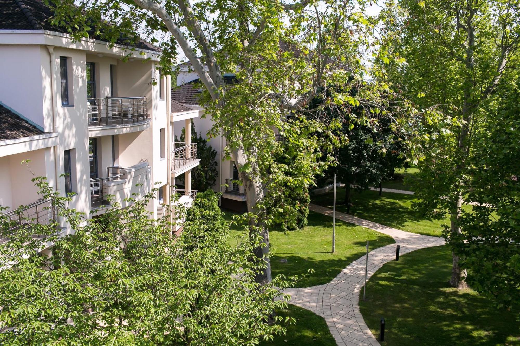 Kenese Bay Garden Resort & Conference Balatonkenese Exterior photo